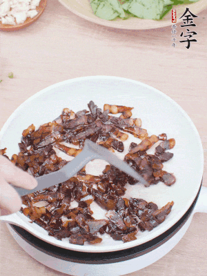 起鍋熱油，煸香醬油肉，撥拉到一邊。