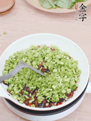 下菜梗翻炒，混合醬油肉。