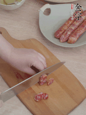 香腸切片。（圓片一點，不用很斜）
