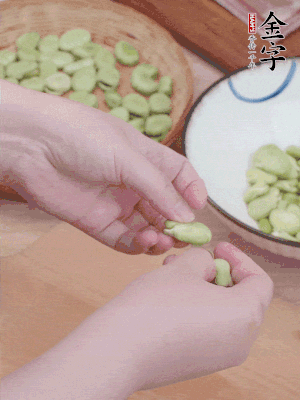 蠶豆剝殼，去掉豆衣，切碎。