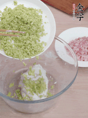 糯米粉邊揉邊加水，成團后揉進蠶豆、咸肉。