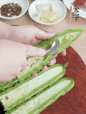 苦瓜去籽切薄片，一點(diǎn)鹽拌勻，10分鐘后沖洗控干。香蔥切蔥花、姜切末、蒜拍碎、干辣椒切圈。