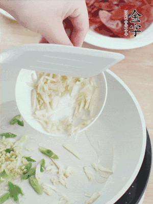 油4成熱，下蔥姜蒜、干辣椒、花椒煸出香味。
