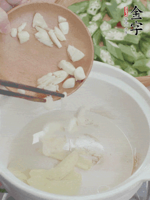 砂煲熱油，姜蒜、辣椒煸香。