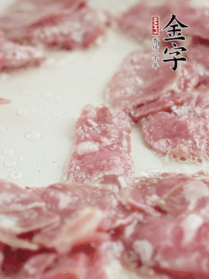 炒鍋熱油，下培根火腿煸炒。