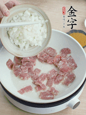依次下洋蔥、紅菜椒、豌豆粒、玉米粒翻炒均勻。