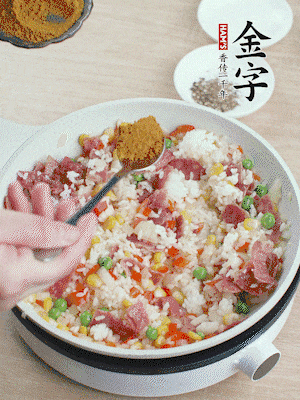 1勺咖喱粉、1/2勺鹽，少許黑胡椒碎炒均。