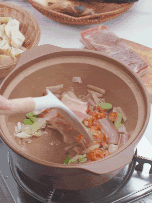 砂鍋中倒入油，放入姜片、蔥段、咸肉、海米炒出香味。