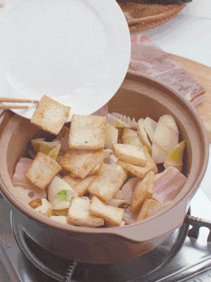 依次下春筍、豆腐，開水沒過食材。