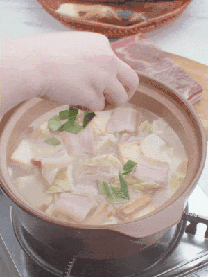 一小撮鹽、糖、雞精調(diào)味，最后撒點(diǎn)蒜葉點(diǎn)綴。