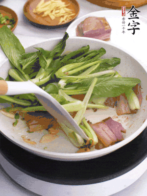 下小青菜翻炒，菜梆子變軟時(shí)，撒一點(diǎn)鹽、雞精調(diào)味。