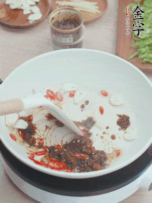 熱鍋涼油，姜蒜、辣椒、金字火腿xo醬炒香。