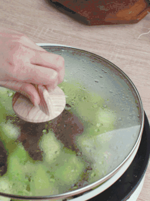 西葫蘆略出水時(shí)，加一小撮鹽調(diào)味。