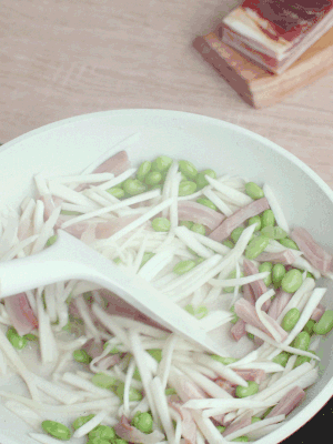 下茭白絲、青豆翻炒。