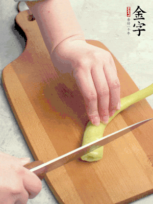 蔥切段，姜切絲，辣椒斜切成塊。