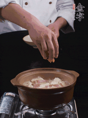 下蝦仁干，煮5分鐘。撒蒜葉，煮1分鐘。