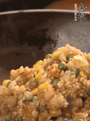 再下糯米，1勺蠔油、2勺生抽調(diào)味翻炒均勻。