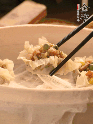 包好的燒賣放在蒸籠上，水開后蒸8分鐘左右。