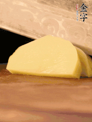 土豆去皮切丁。水開(kāi)后，放入鍋中煮2-3分鐘，撈出瀝干水分。