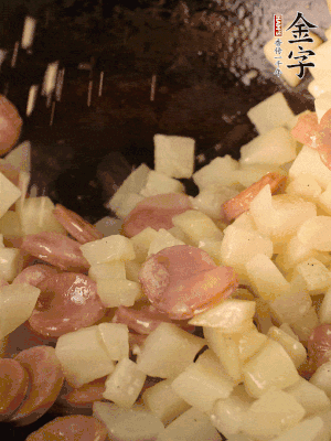再放烤腸片煎熟。撒點(diǎn)鹽、孜然粉、辣椒面。
