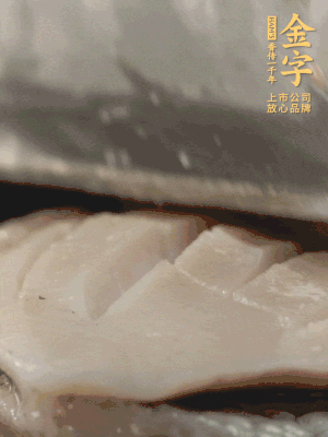 鮑魚用勺子撬出來，去掉內臟和牙齒，加面粉、白醋、鹽、啤酒抓一下，清水洗凈，切花刀。