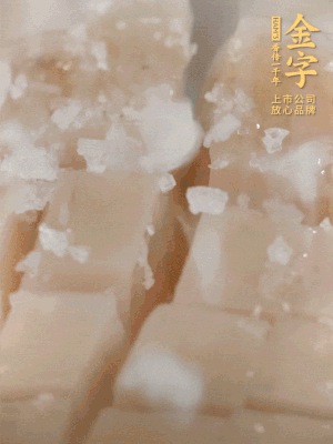 鮑魚中加點鹽、蠔油抓拌一下。