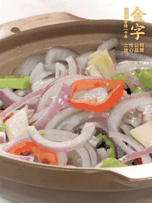 砂鍋底鋪上香菜，放上料頭，再放上焯過水的鮑魚殼。