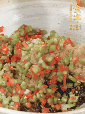 XO醬、蒜蓉醬、青紅椒粒攪拌成醬料。