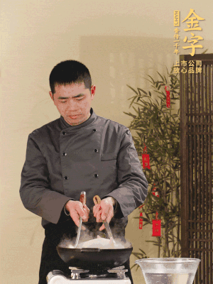 整只土雞冷水下鍋，加蔥姜、料酒焯水，撈出后用溫水清洗干凈。