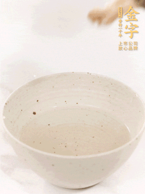 羊肚菌流水洗凈2遍后，溫水泡發(fā)15-20分鐘。