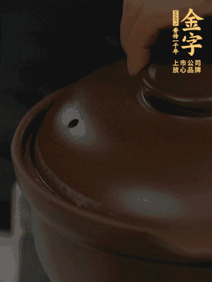 雞、火腿、姜片一起放入砂鍋中，大火轉(zhuǎn)小火燉2小時(shí)。
