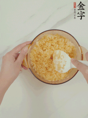 隔夜剩米飯加蛋黃攪拌均勻。