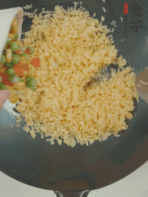下豌豆粒、胡蘿卜粒、玉米粒。（買現(xiàn)成冷凍的雜菜即可，非常方便）