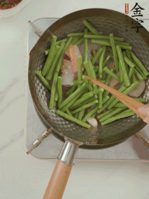 下掰好的缸豆段翻炒，略燜煮。