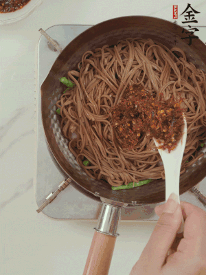 下蕎麥面，淋上少許醬油，加2勺金字火腿大師醬略翻炒即可。