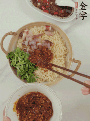 在面上鋪魷魚、香菜、金字火腿大師醬。