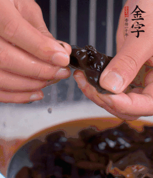 木耳冷水泡發(fā)，處理成小塊。（如果是小木耳就不用切了）
