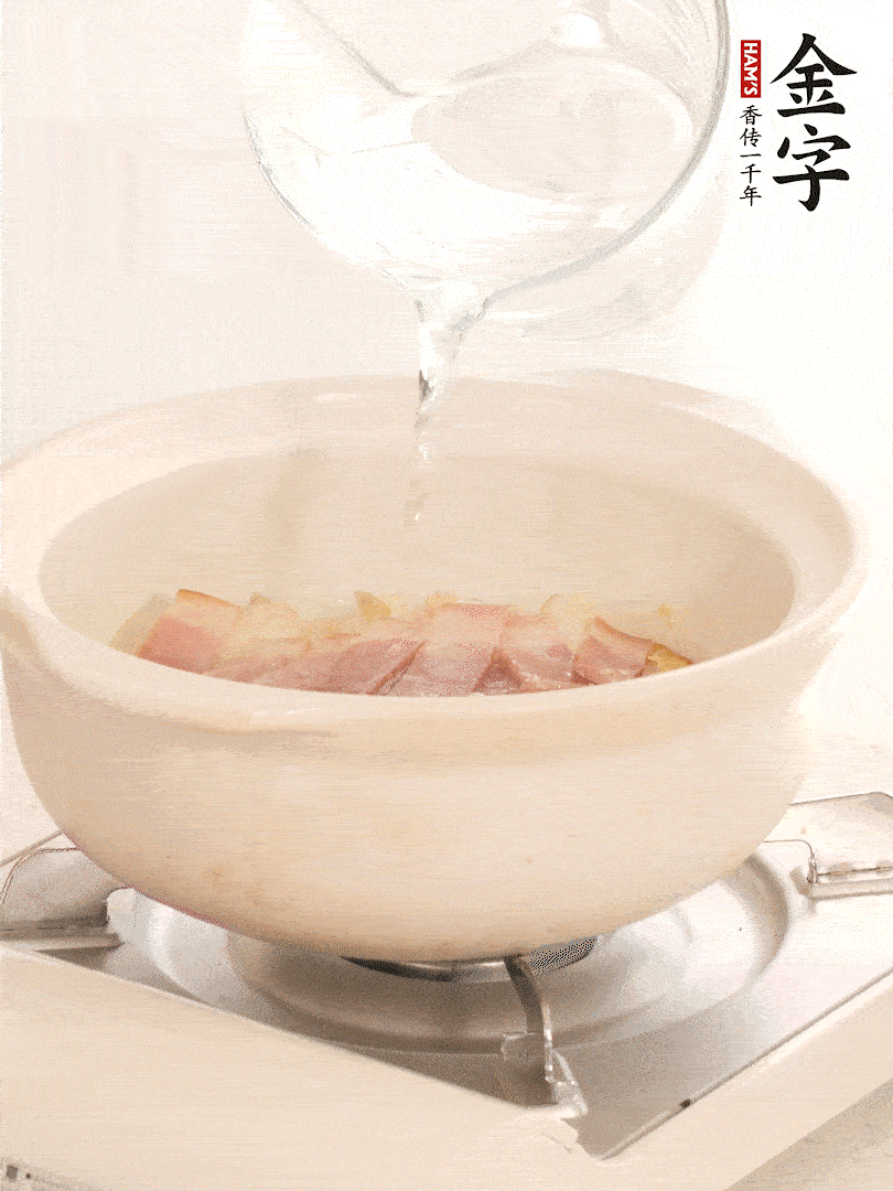 放入火腿片，加開水，再加入豆腐