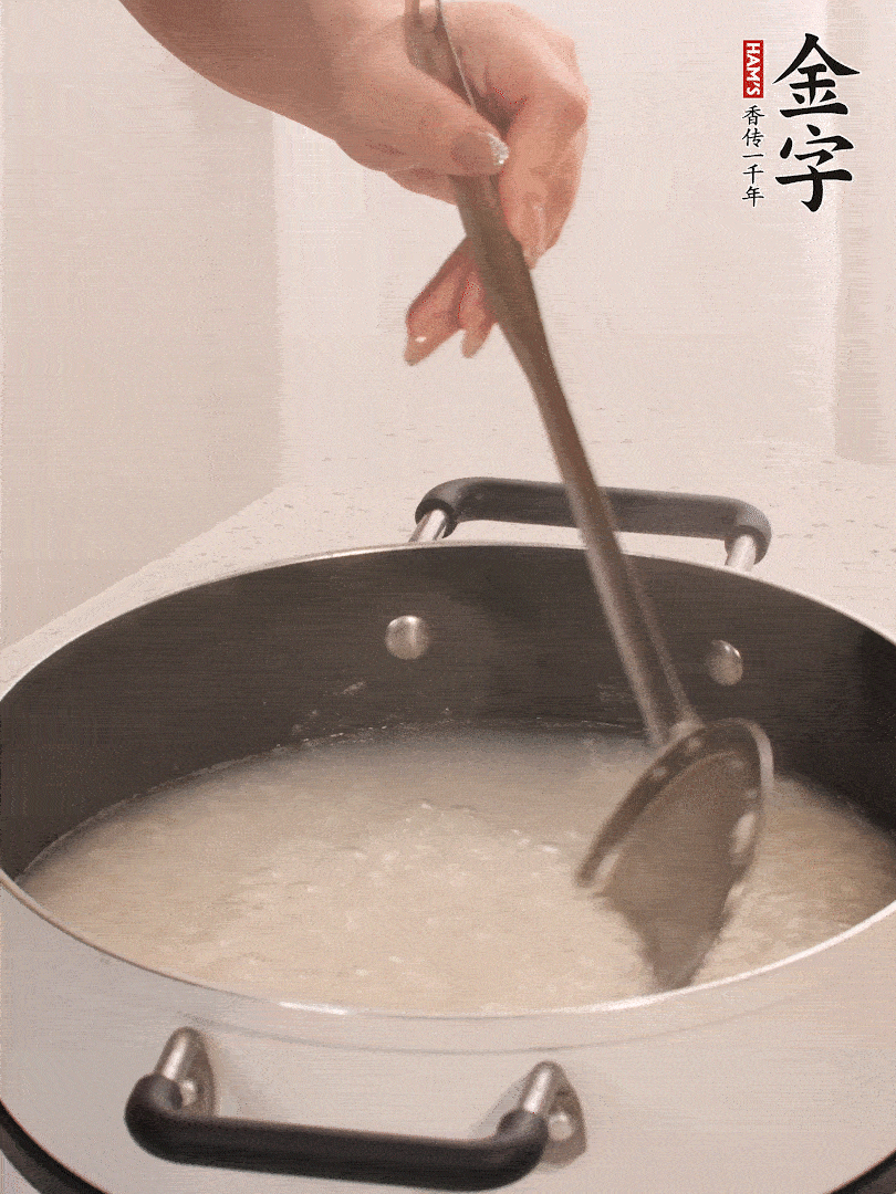 香菇、土豆、胡蘿卜、金字土香腸切小塊。