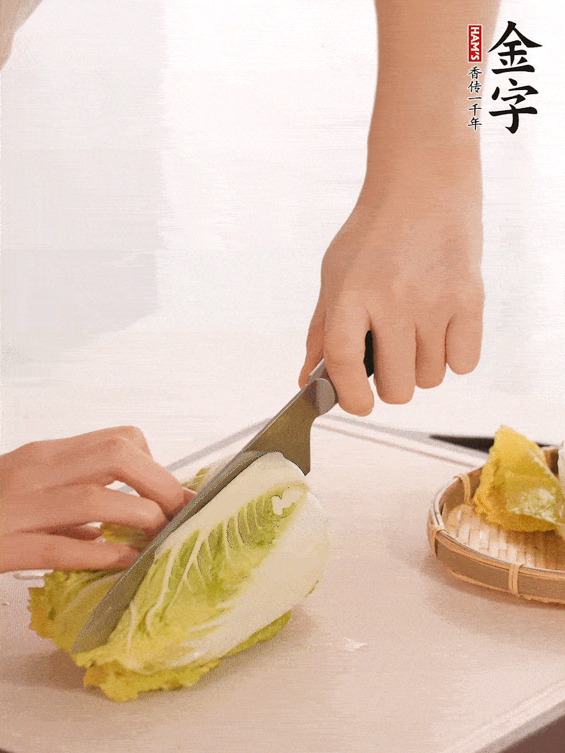 生姜切末，白菜改刀成成塊。