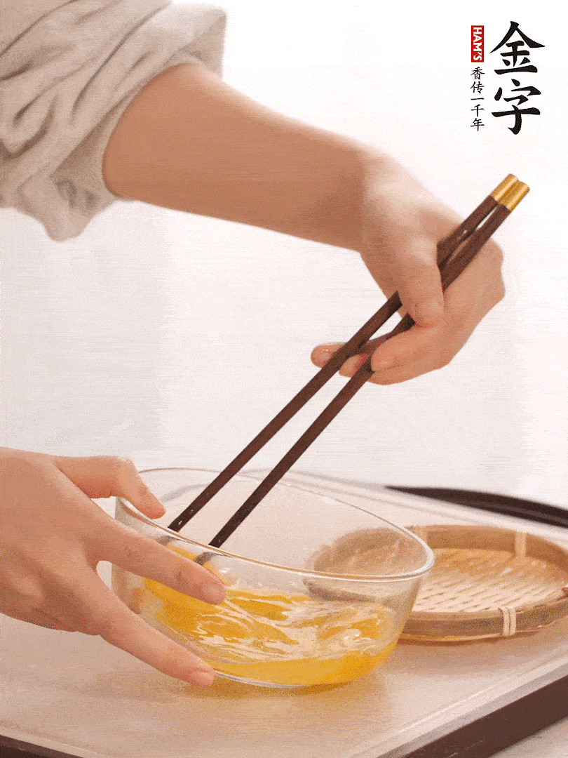 兩顆雞蛋打散。