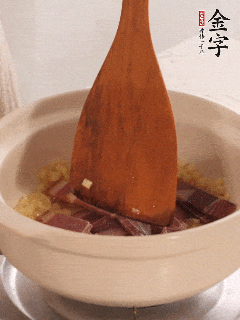 加熱水，加入白菜蓋上蓋子煨煮3分鐘。