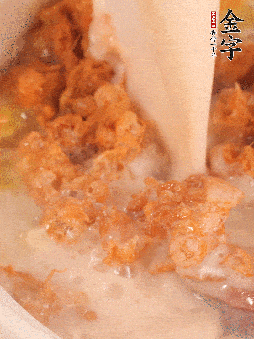 加入蛋酥再煨煮2分鐘，加入豆?jié){。