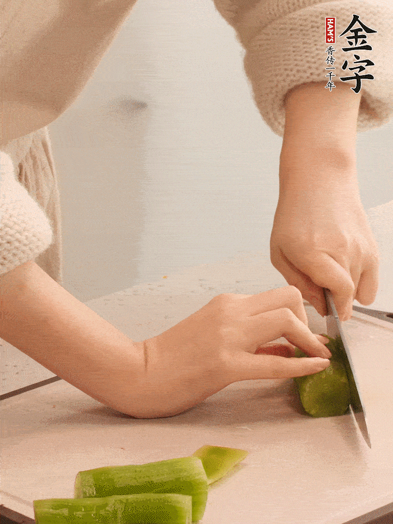 萵筍和白蘿卜用擦絲器擦成細(xì)絲。