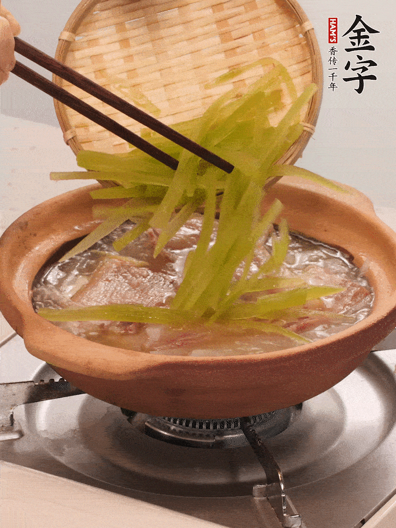 倒入熱水煮開后，轉(zhuǎn)小火燉煮10分鐘，呈奶白色湯底。