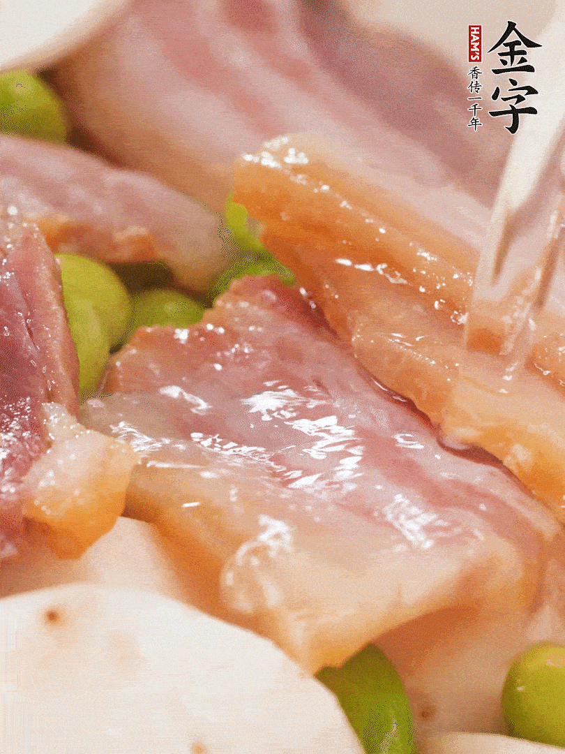 倒入芋艿、熟毛豆，翻炒均勻，加1小碗水煮開