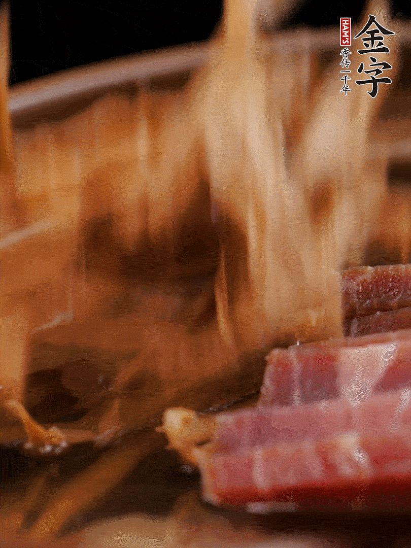 大筒骨、金字火腿、姜片、黃酒一起放入砂鍋，加筍干燉煮40分鐘。（如果家里有高壓鍋，用高壓鍋把高湯壓出來更鮮濃。）