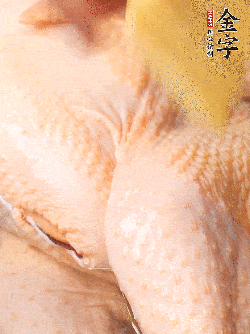 老母雞去頭去尾，斬去雞爪。冷水入鍋，加料酒、蔥姜焯水，煮出浮沫后撈出，用清水洗凈