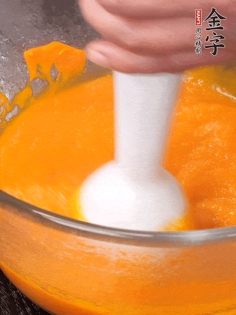 300g南瓜，去皮去瓤切滾刀塊，大火蒸8分鐘，料理機(jī)打成泥，篩網(wǎng)過篩成泥