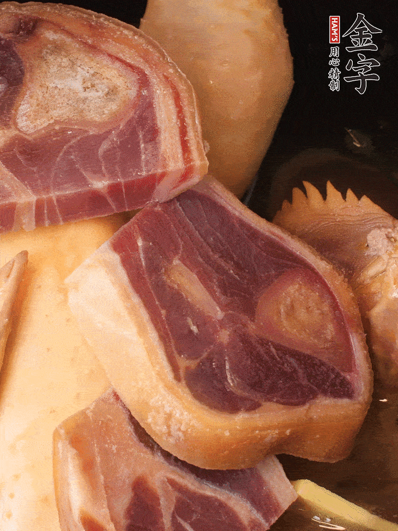 火踵、老母雞加蔥、姜、料酒、清水，大火燒開后轉(zhuǎn)小火，燉1小時(shí)